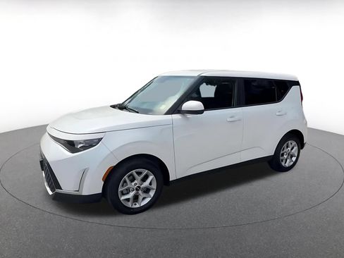 Used 2025 Kia Soul LX w/ LX Technology Package FWD image 8