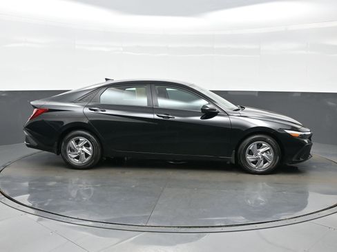 Used 2024 Hyundai Elantra SE FWD image 7
