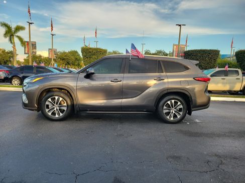 Used 2023 Toyota Highlander XLE FWD image 7