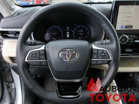 Used 2023 Toyota Highlander Platinum image 15