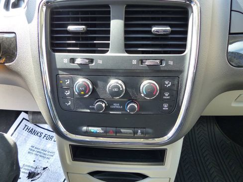 Used 2019 Dodge Grand Caravan SE FWD image 32