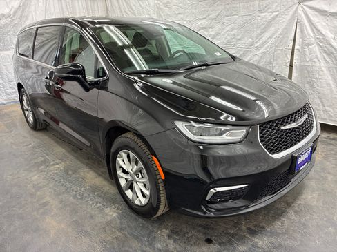 Certified 2024 Chrysler Pacifica Touring-L AWD/4WD image 4