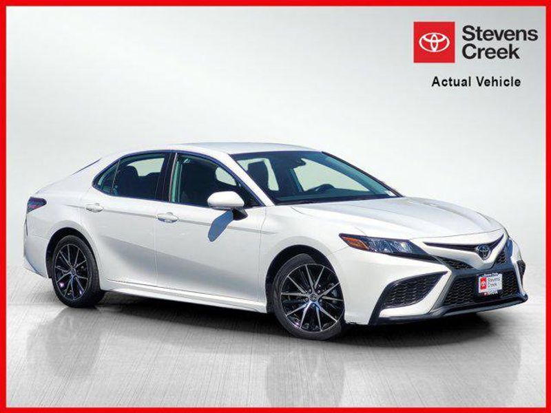 Certified 2022 Toyota Camry SE image 1