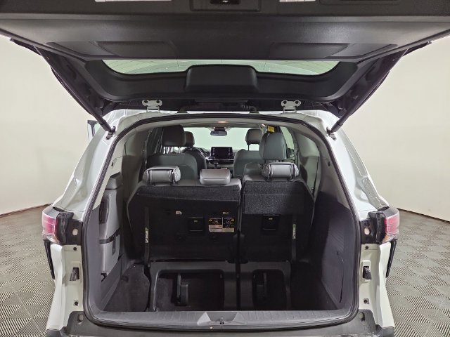 Used 2024 Toyota Sienna XLE FWD image 32