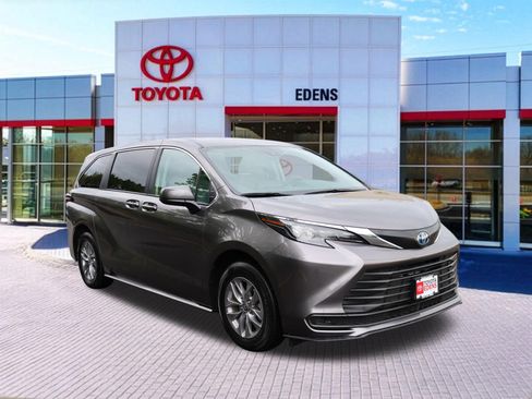 Used 2024 Toyota Sienna LE AWD/4WD image 1