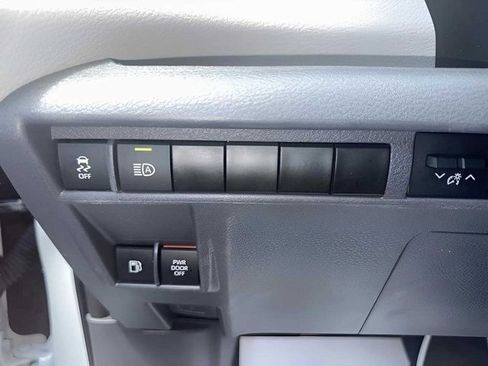 Used 2023 Toyota Sienna XLE image 7