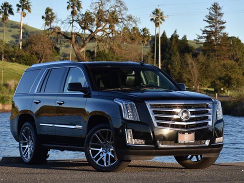 Used 2015 Cadillac Escalade Premium image 2