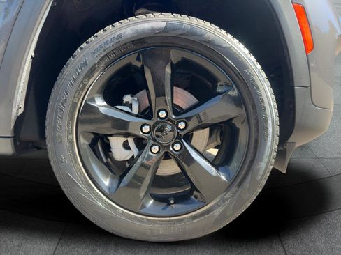 Used 2023 Jeep Grand Cherokee Limited w/ Black Appearance Package image 8