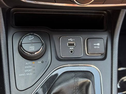 Used 2020 Jeep Cherokee Overland w/ Technology Group AWD/4WD image 20