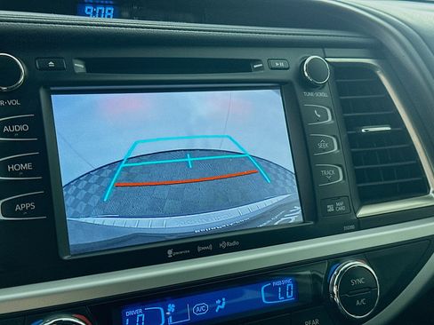 Used 2019 Toyota Highlander XLE FWD image 23