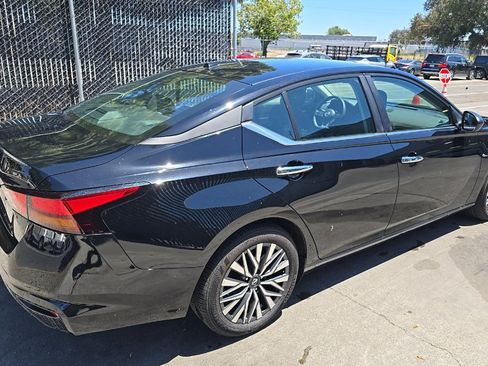 Used 2025 Nissan Altima 2.5 SV FWD image 8