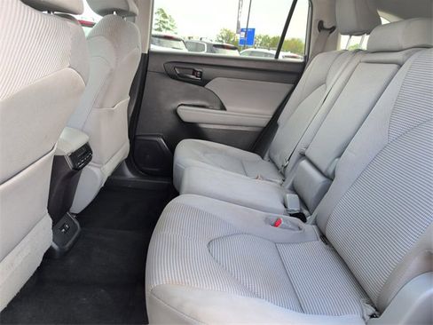 Used 2021 Toyota Highlander LE image 26