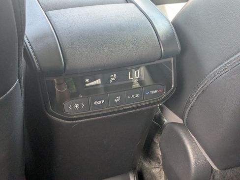 Used 2023 Toyota Highlander XLE AWD/4WD image 28