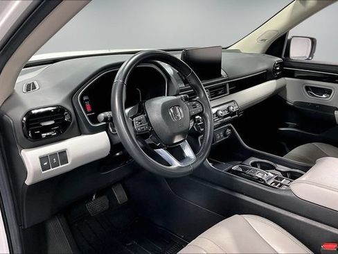Used 2024 Honda Pilot Touring image 18