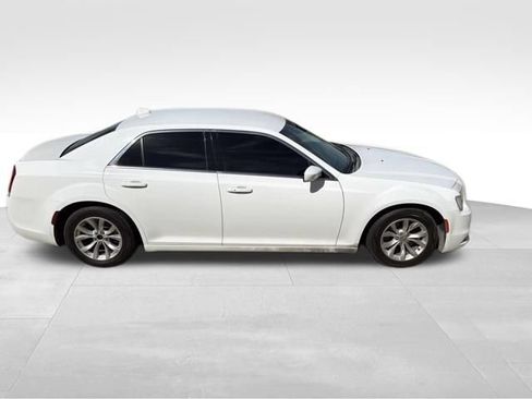 Used 2016 Chrysler 300 Limited RWD image 2