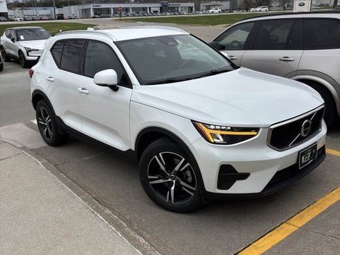 Used 2023 Volvo XC40 B5 Core w/ Convenience Package image 3