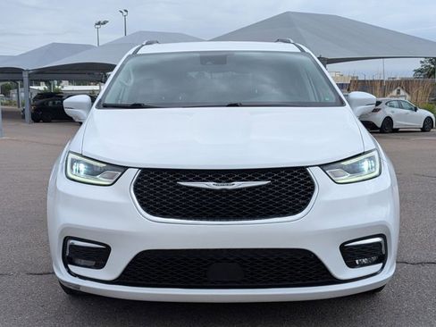 Used 2021 Chrysler Pacifica Touring-L w/ Uconnect Theater Family Group FWD image 2