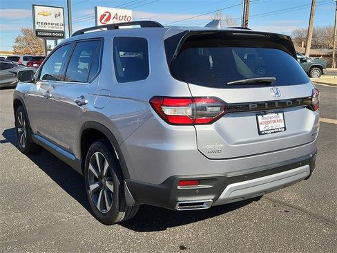 Used 2023 Honda Pilot Touring image 3