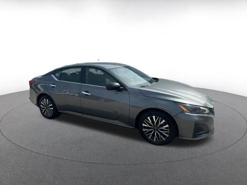 Used 2025 Nissan Altima 2.5 SV image 2