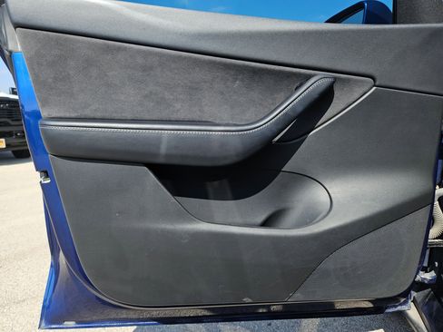 Used 2021 Tesla Model Y Long Range image 11