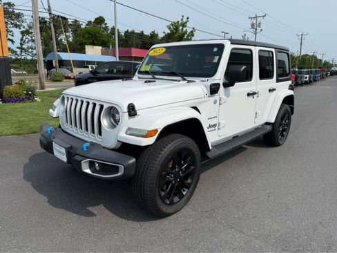 Used 2022 Jeep Wrangler Unlimited Sahara w/ Cold Weather Group image 4