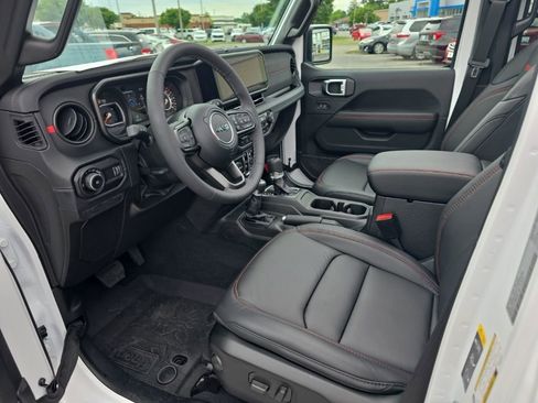 Used 2026 Jeep Wrangler Unlimited Rubicon AWD/4WD image 14