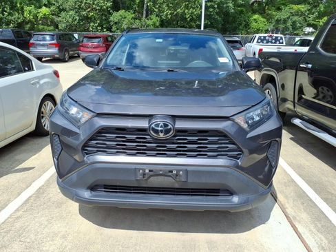 Used 2021 Toyota RAV4 LE FWD image 3