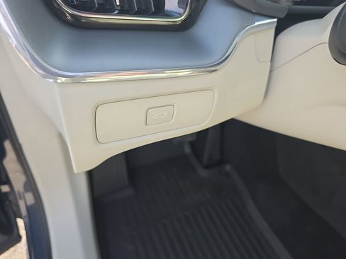 Used 2025 Volvo XC60 B5 Plus w/ Protection Package Premier image 24