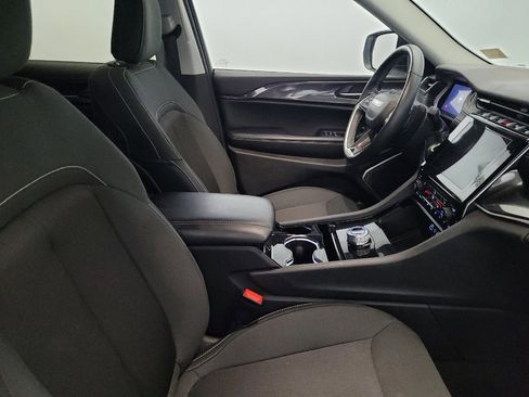 Used 2022 Jeep Grand Cherokee Laredo w/ Luxury Tech Group I AWD/4WD image 21