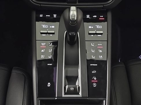 Certified 2026 Porsche Macan AWD/4WD image 23