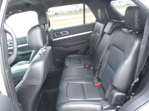 Used 2017 Ford Explorer XLT w/ Equipment Group 202A image 10