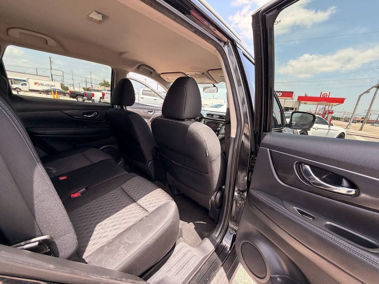 Used 2018 Nissan Rogue SV w/ Premium Package FWD image 16