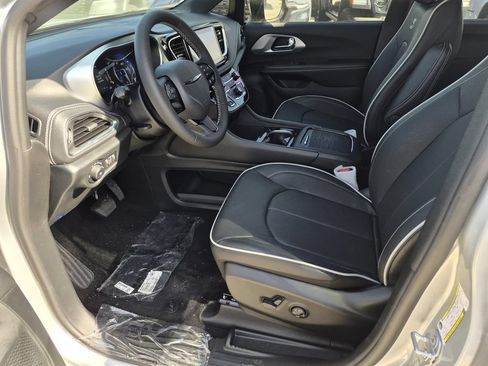 New 2026 Chrysler Pacifica Limited w/ S Appearance Package FWD image 9