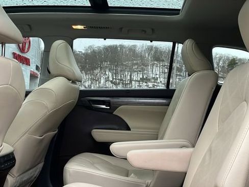 Certified 2021 Toyota Highlander Platinum image 20