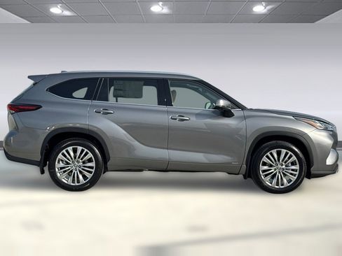 New 2026 Toyota Highlander Platinum AWD/4WD image 2