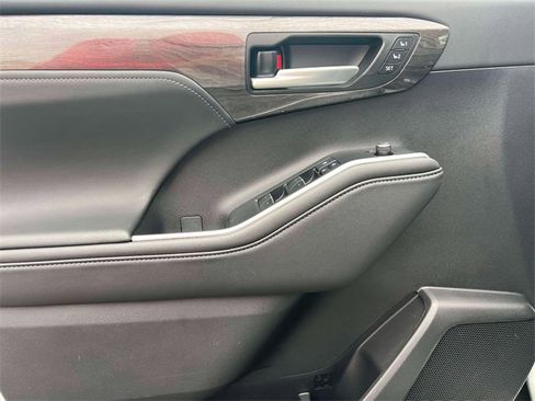 Certified 2025 Toyota Highlander Limited image 22