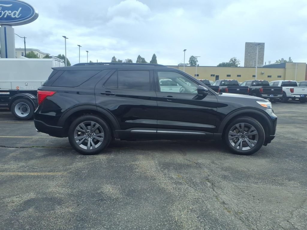 Used 2023 Ford Explorer XLT w/ Equipment Group 202A AWD/4WD image 5