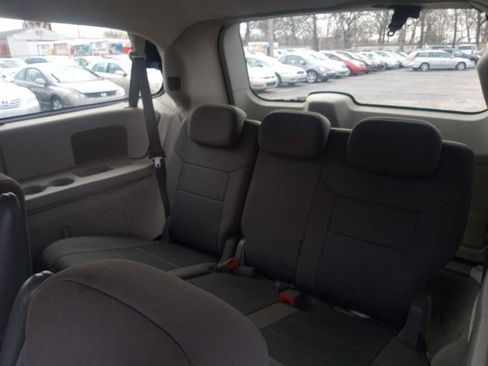 Used 2010 Chrysler Town & Country Touring FWD image 7