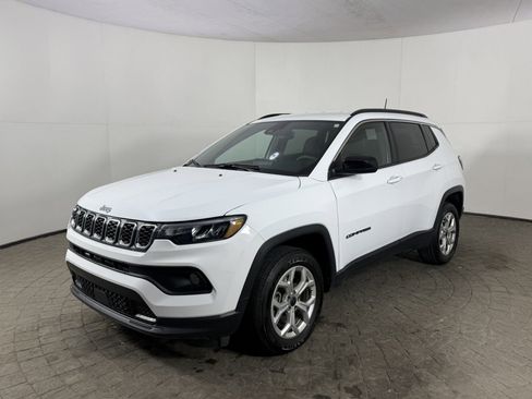 Used 2025 Jeep Compass Latitude image 3