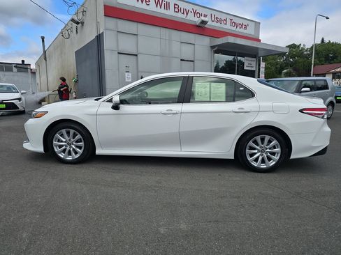 Used 2018 Toyota Camry LE FWD image 4