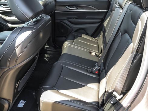 New 2025 Jeep Grand Cherokee Limited image 8