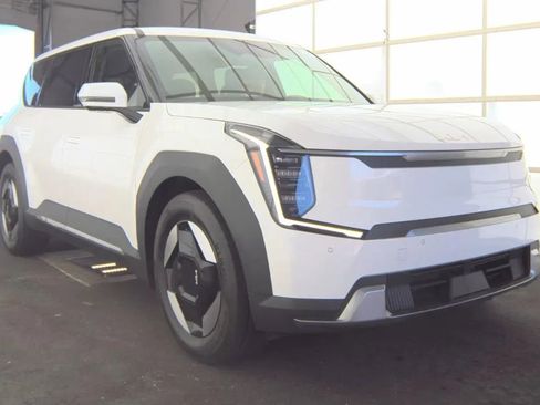Used 2024 Kia EV9 Light Long Range RWD image 2
