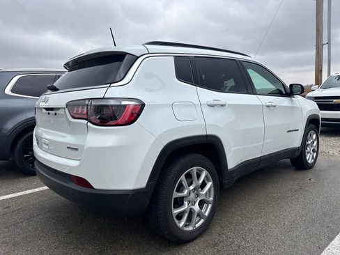 Used 2024 Jeep Compass Latitude image 4