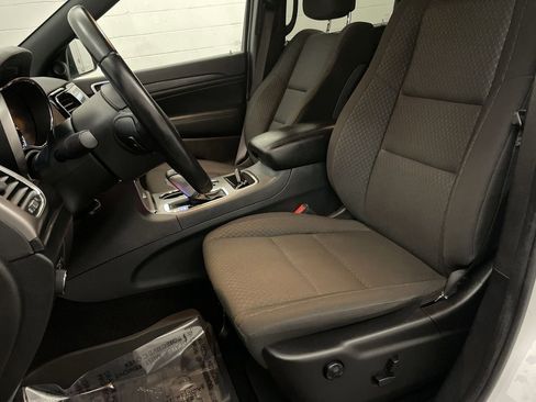 Used 2020 Jeep Grand Cherokee Laredo image 13