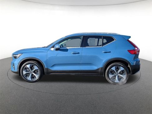 Used 2025 Volvo XC40 B5 Plus image 8