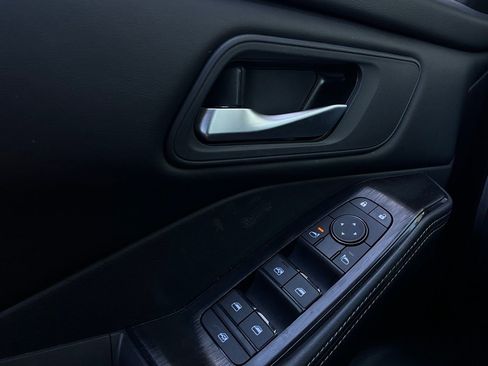 Used 2025 Nissan Rogue SV image 20