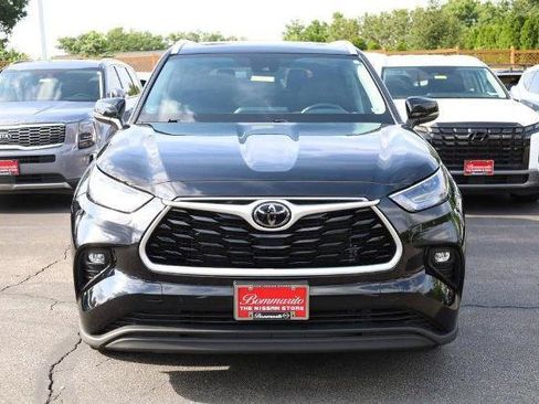 Used 2022 Toyota Highlander XLE AWD/4WD image 4