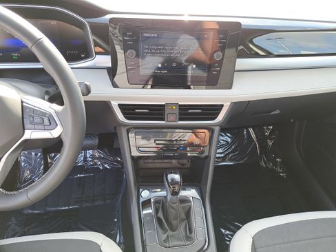 Used 2025 Volkswagen Taos SE w/ Panoramic Sunroof Package image 19