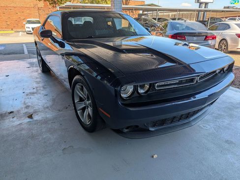 Used 2015 Dodge Challenger SXT w/ Driver Convenience Group image 7