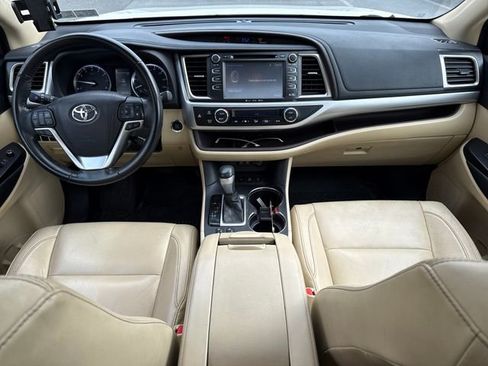 Used 2017 Toyota Highlander XLE image 19